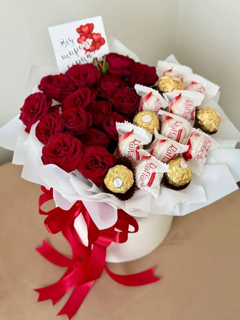 Композиція з червоних троянд, цукерок Ferrero Rocher і Raffaello у білій коробці