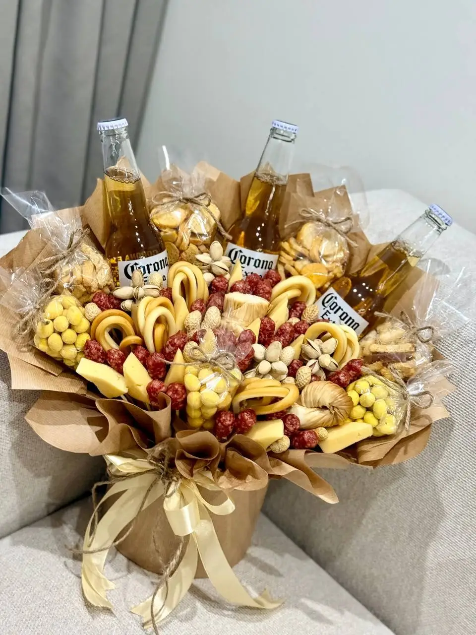 Букет із пляшками пива Corona, сиром, ковбасками та горішками