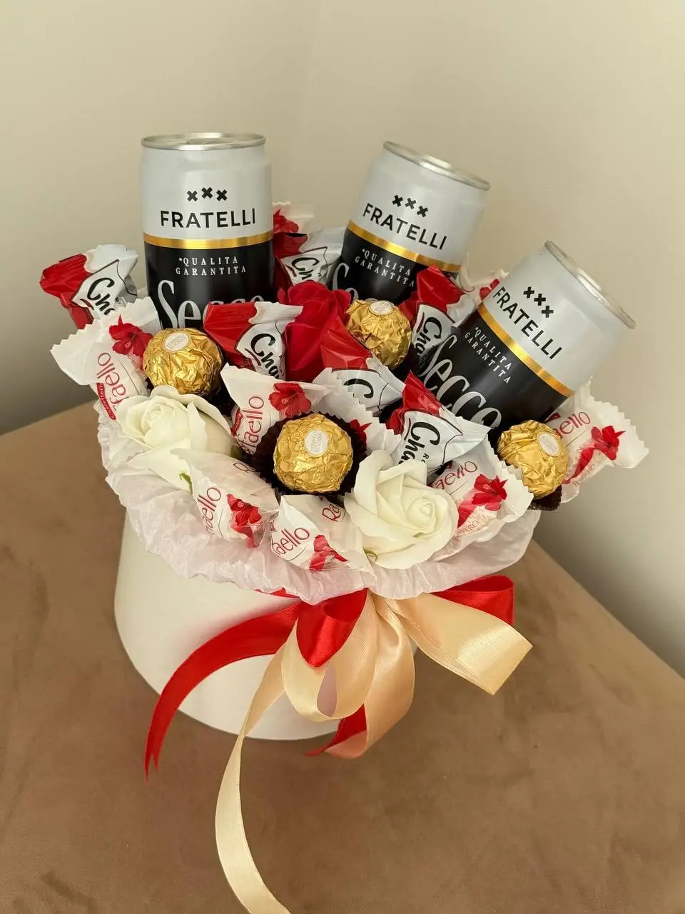 Коробка з банками ігристого Fratelli, цукерками Ferrero Rocher і трояндами