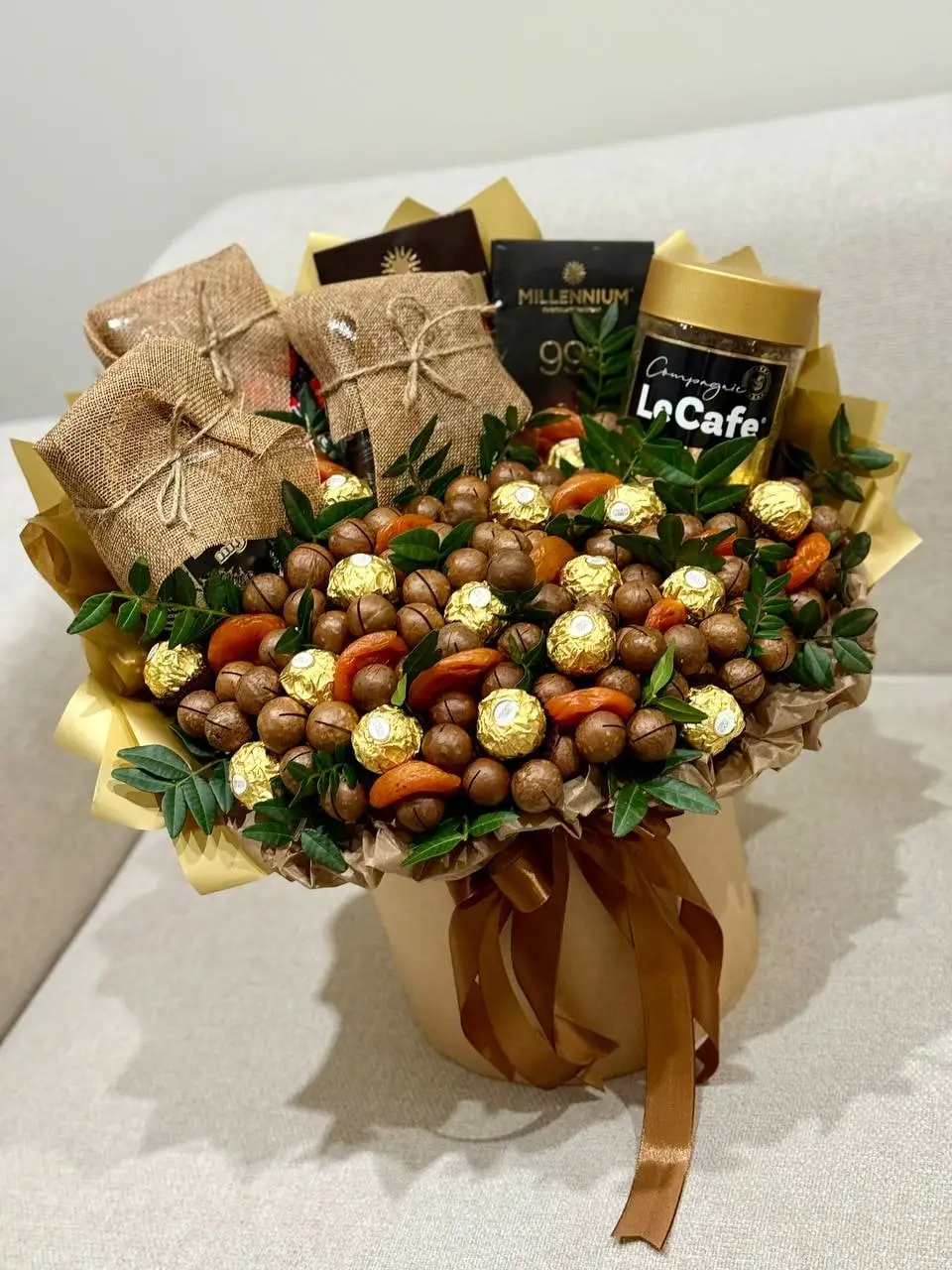 Букет із горіхів у шоколаді, кави та цукерок Ferrero Rocher у бежевій коробці