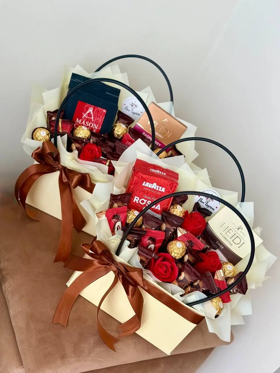 Стримана подарункова коробка з кавою Lavazza, шоколадом і цукерками