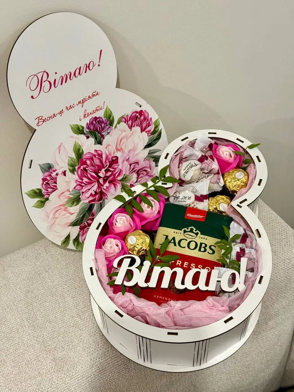 Кругла коробка з кавою Jacobs, цукерками та квітковим декором