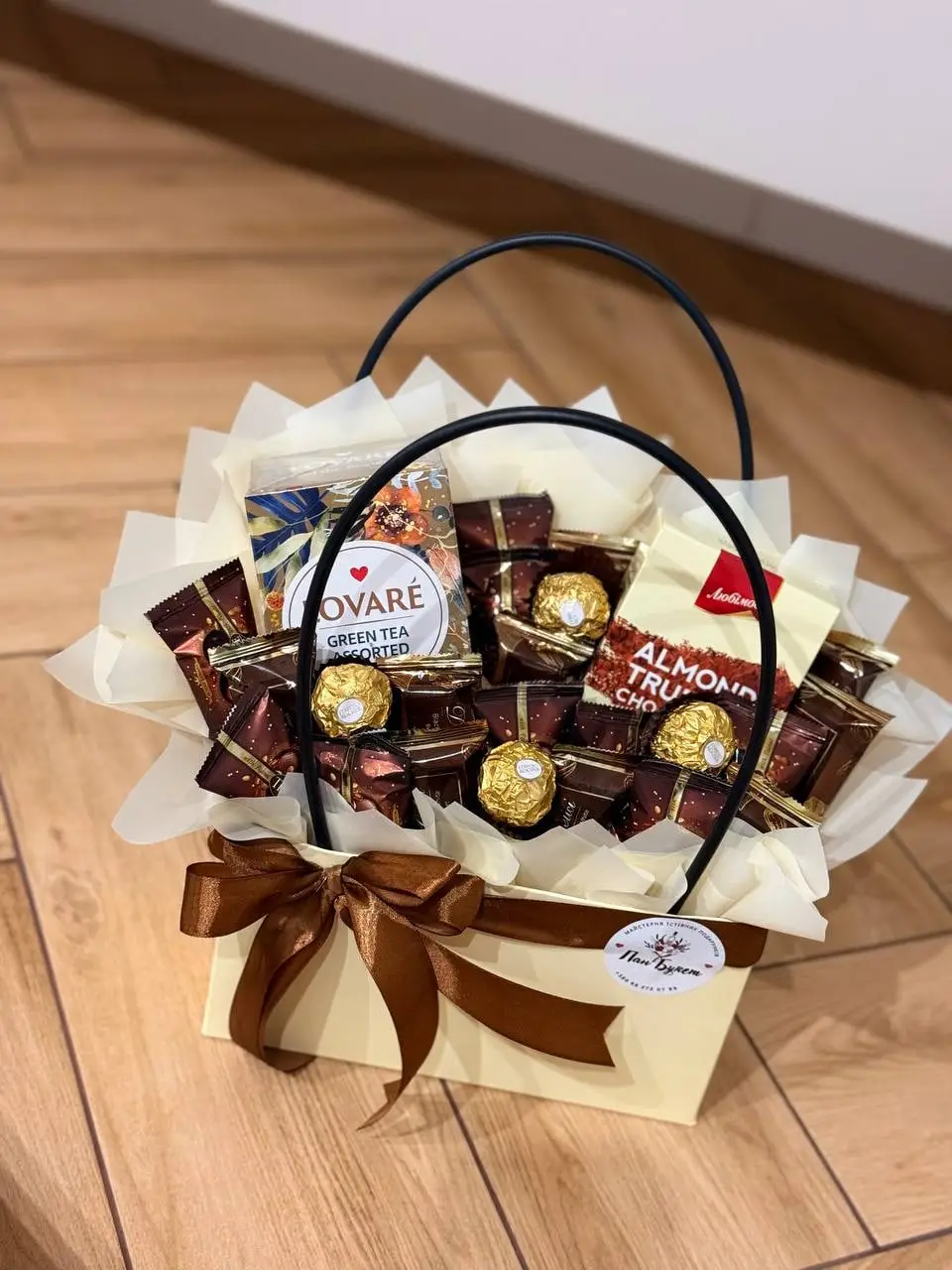 Композиція з чаєм Lovare, шоколадом і цукерками Ferrero Rocher у світлій коробці