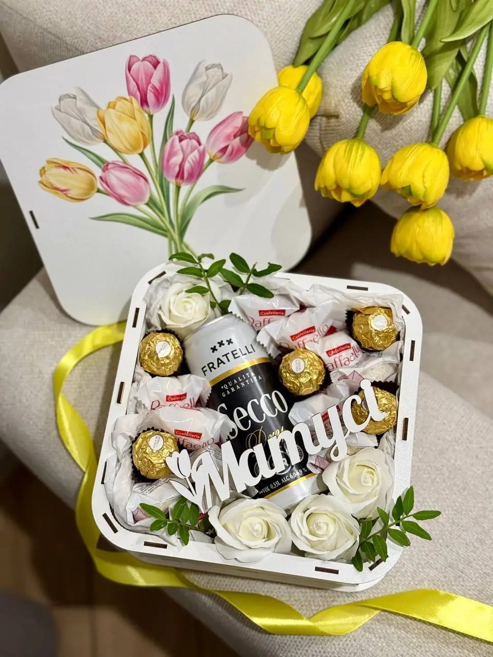 Коробка з цукерками Ferrero Rocher, міні-ігристим Fratelli та написом «Матусі»