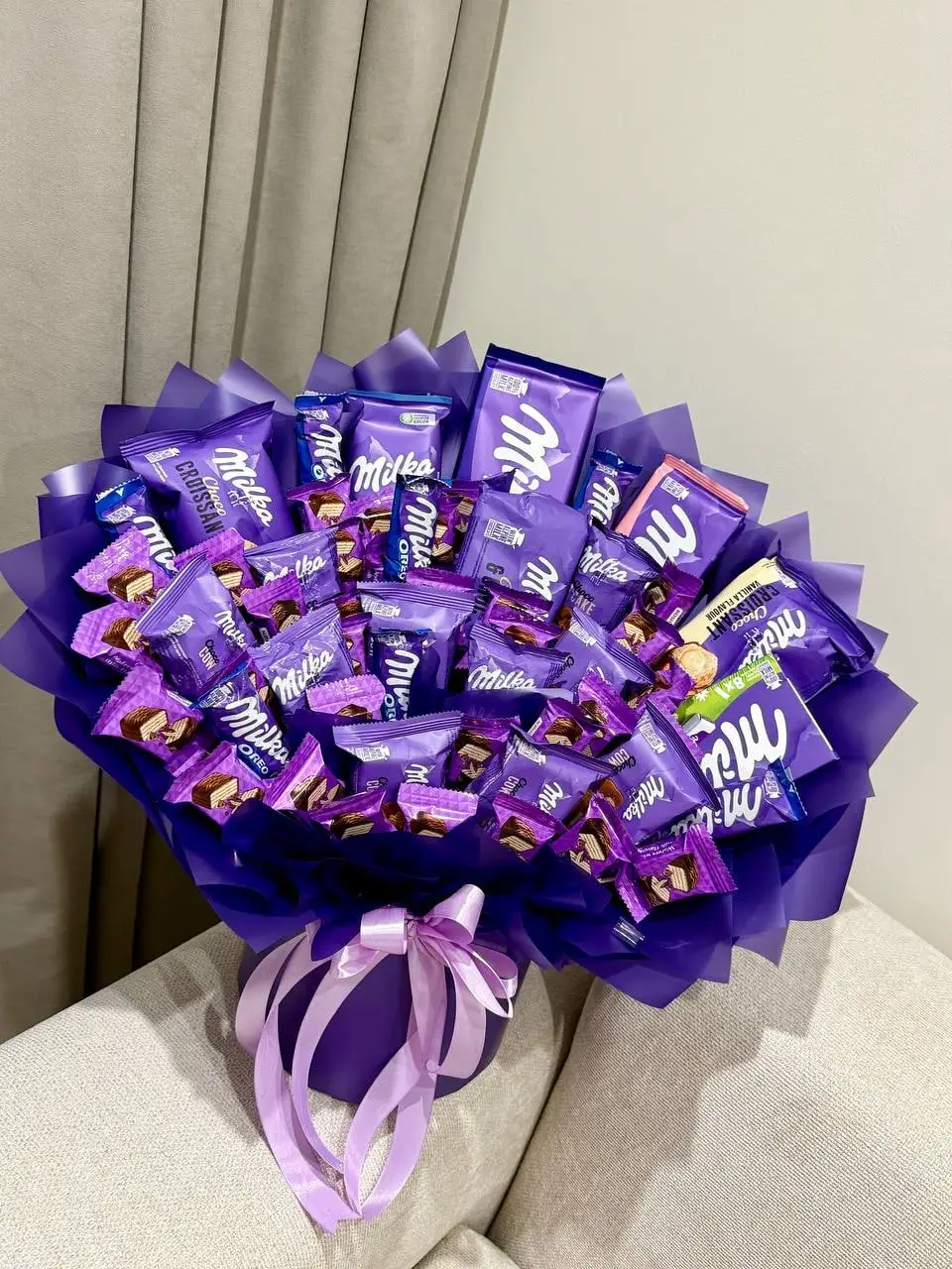 Букет із шоколадних плиток Milka у бузковому пакувальному папері