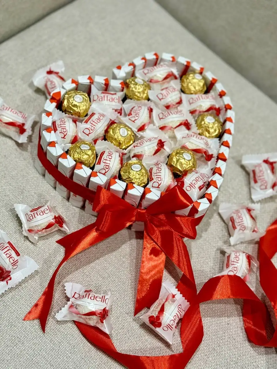 Подарункова коробка у формі серця з цукерками Raffaello та Ferrero Rocher