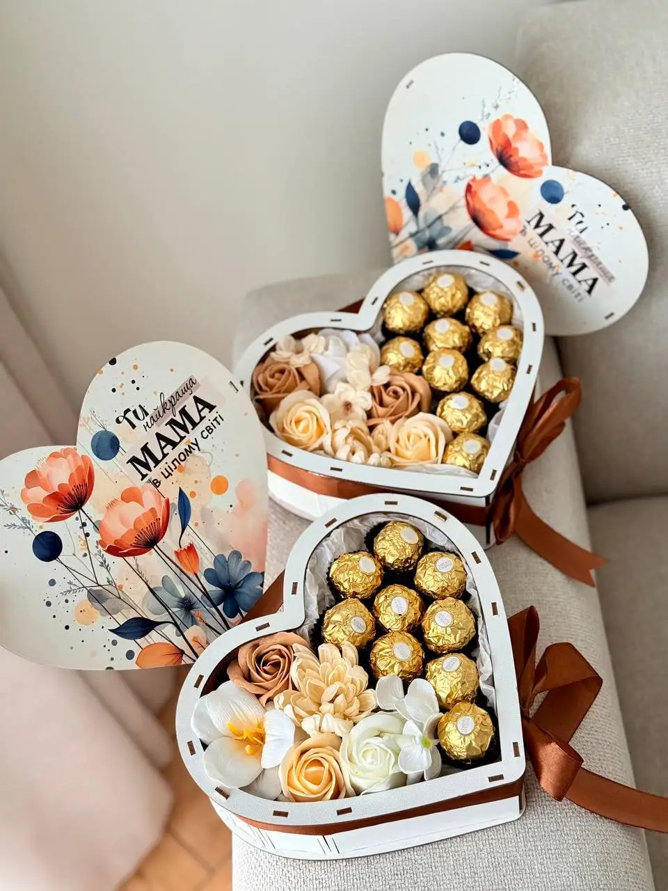Дві коробки у формі серця з цукерками Ferrero Rocher і мильними трояндами