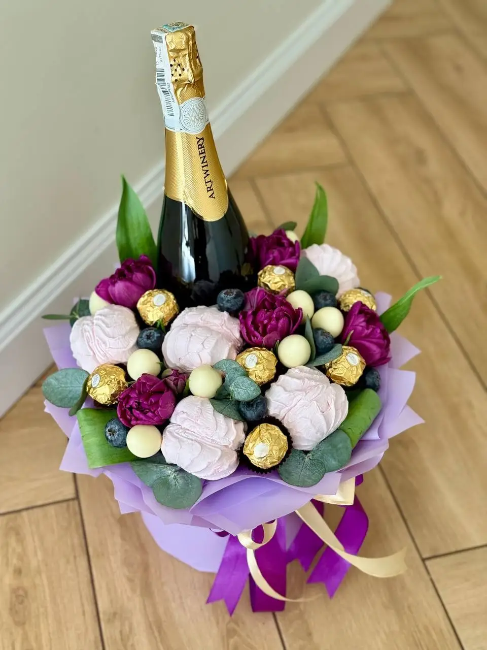 Композиція з ігристим, зефіром, бузковими трояндами та цукерками Ferrero Rocher