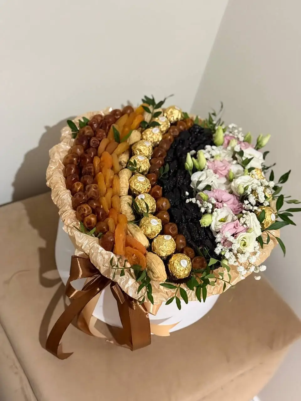 Композиція із сухофруктів, горіхів, цукерок Ferrero Rocher і живих квітів